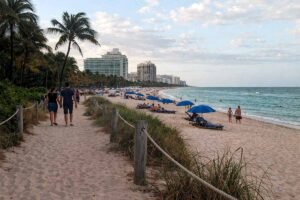 Mid-Beach Miami Beach quiet beach base