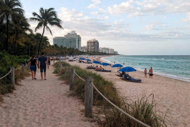 Mid-Beach Miami Beach quiet beach base