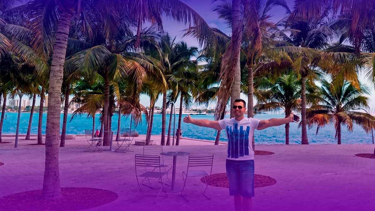 Gustavo Simchen by the Miami waterfront with palm trees, representing Miami The Hype’s real guide to smarter Miami travel, costs, shopping, and stay decisions.